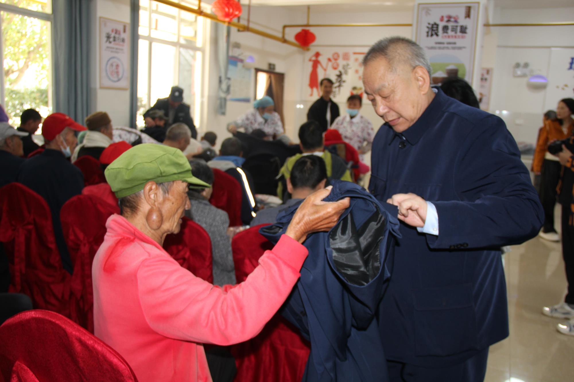 夕陽(yáng)晚晴分外紅